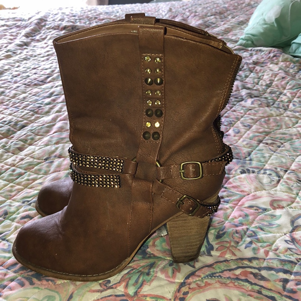 Ankle high boots from buckle